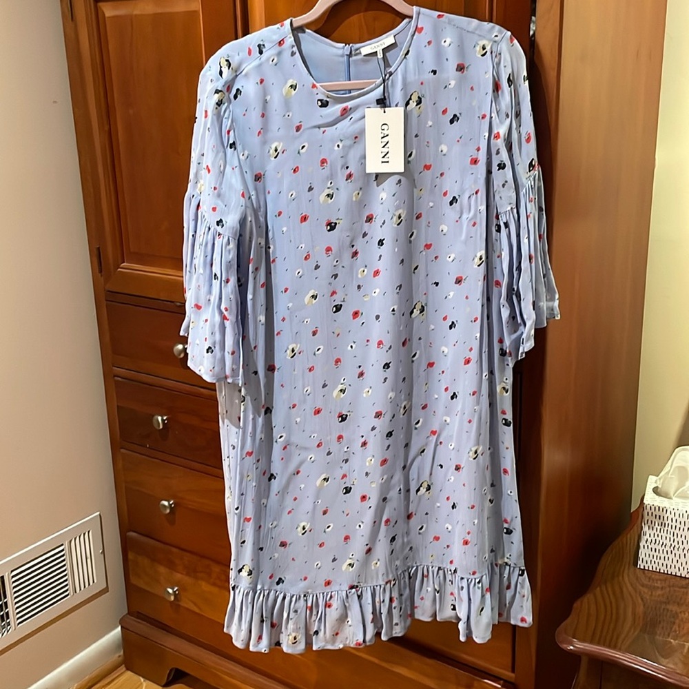 NWT Gianni crepe dress with tier sleeves bracelet length sleeve.  Fully lined